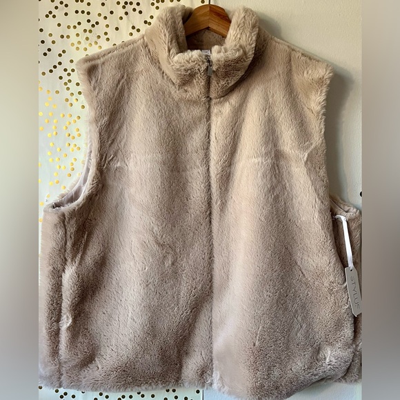STYLUS Beige Faux Fur Vest - Picture 1 of 10